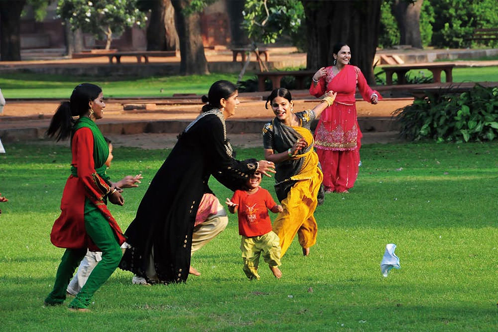 デリー 世界遺産フマユーン廟の庭で遊ぶ家族