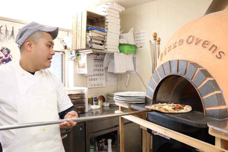 ピザを焼く利用者の写真